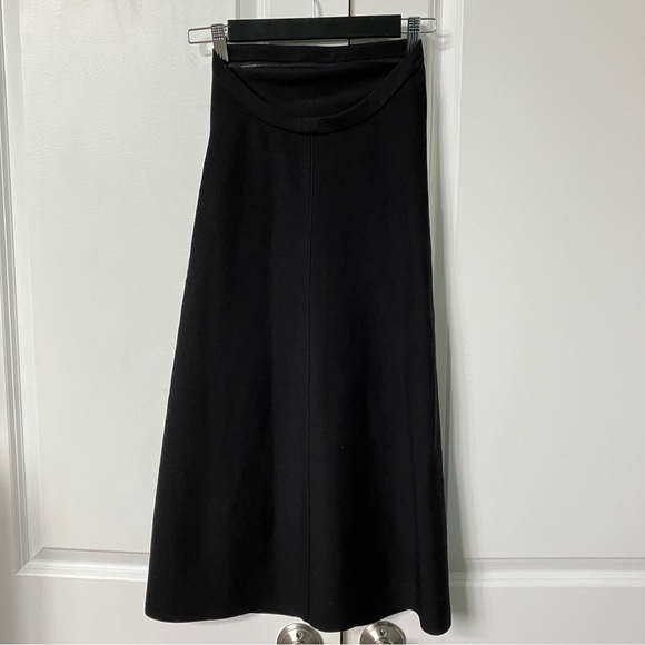 Elegant Black Strapless Dress - Picture 5 of 8